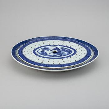 A blue and white export fish dish with inlay, Qing dynasty, Jiaqing (1795-1820).