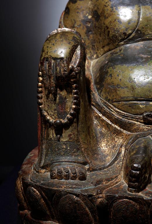 BUDAI, brons, spår av lack och förgyllning. Mingdynastin, daterad till Jiajings femte regeringsår (motsvarande 1526).