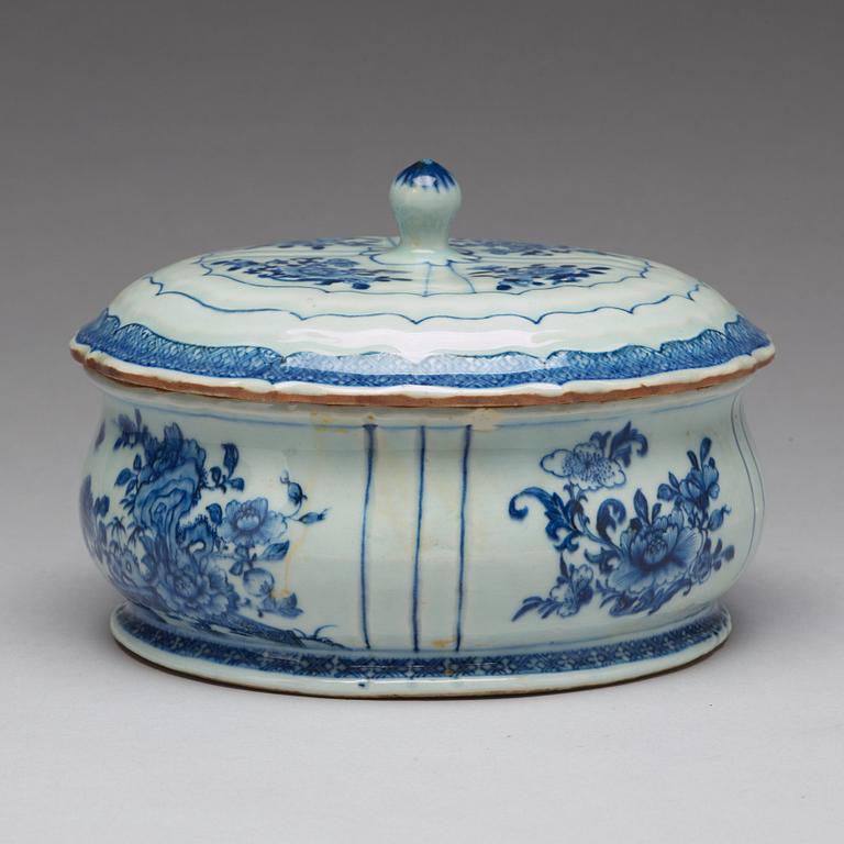 A blue and white tureen with cover, Qing dynasty, Qianlong (1736-95).