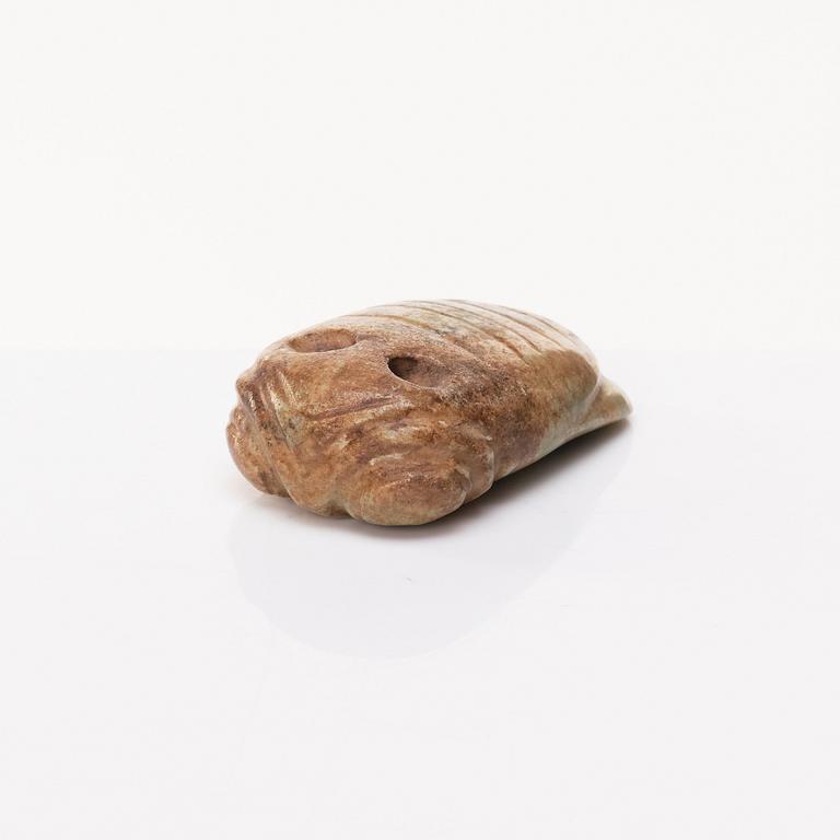 Syrsa, sten. Arkaiserande.