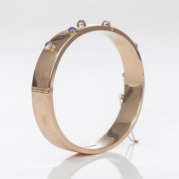 ARMRING 14K guld, cabochonslipade månstenar. N. Westerback, 1962. Vikt 20,4 g.