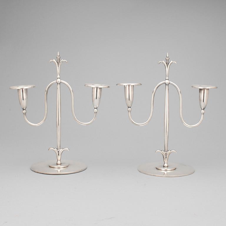 LJUSSTAKAR, ett par, nysilver. C.G Hallberg, Stockholm, 1900-talets första hälft.
