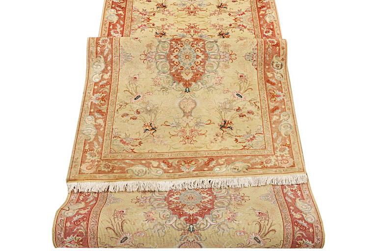 A Tabriz carpet, part silk, 50 raj, a. 508 x 85 cm.