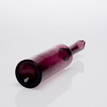 FLASKA, glas, signerad Nanny Still Riihimäen Lasi. Modellen formgiven 1959.