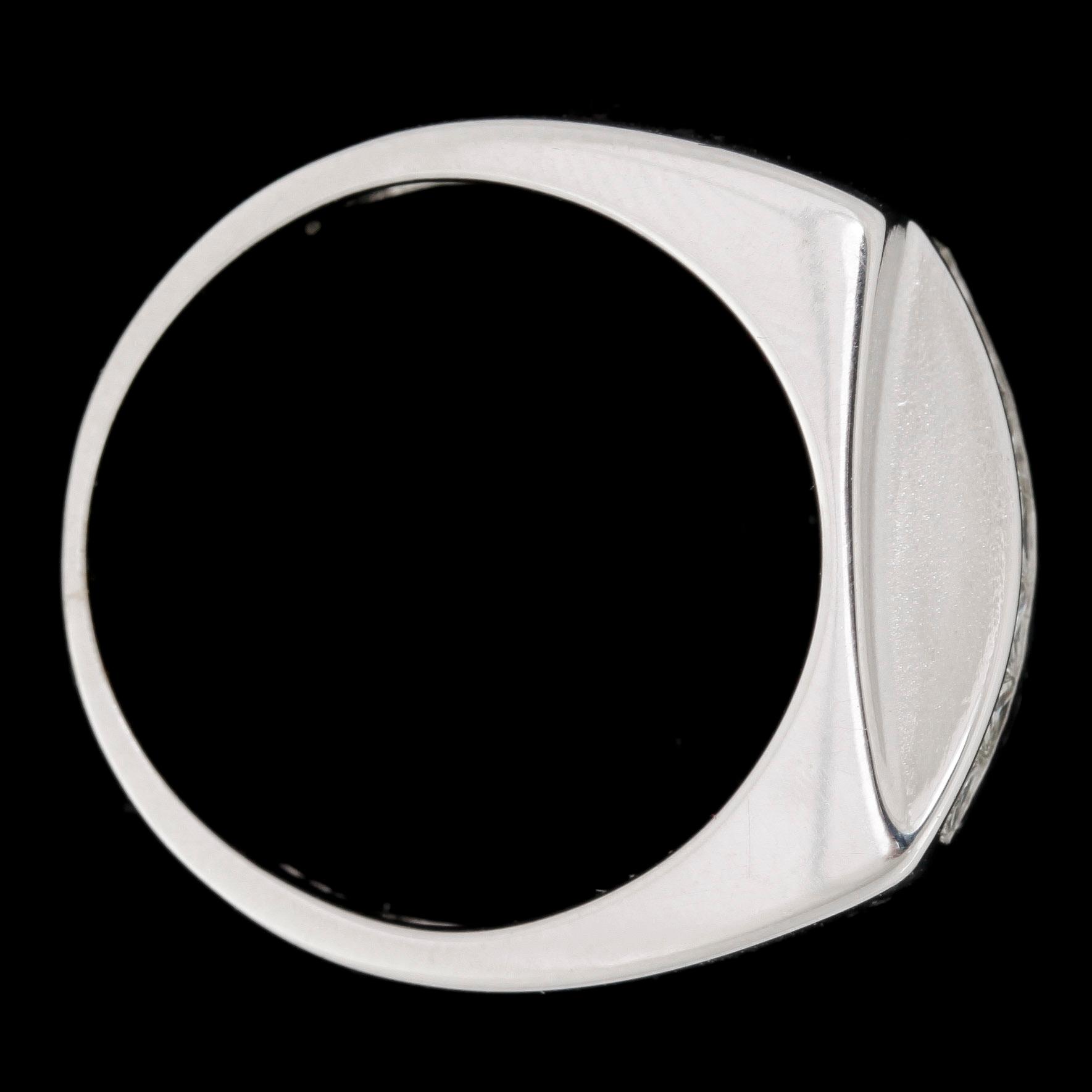 RING, 18k vitguld med prinsesslipade diamanter tot ca0,70ct, enl cert. Vikt 9,2g.