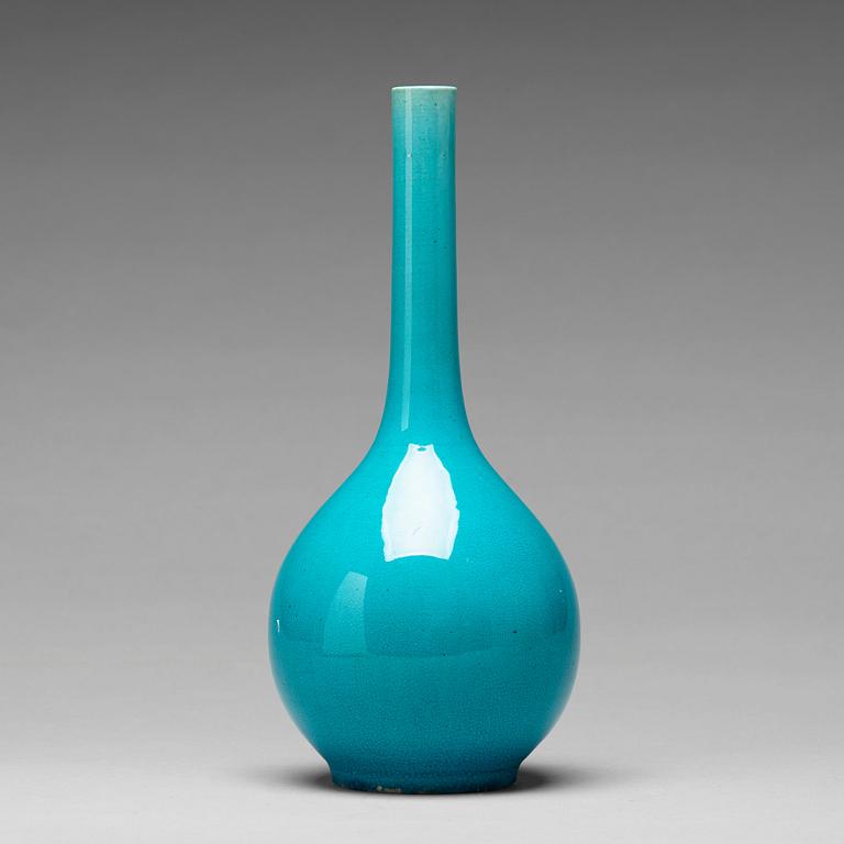 A turquoise glazed vase, Qing dynasty (1644-1912).