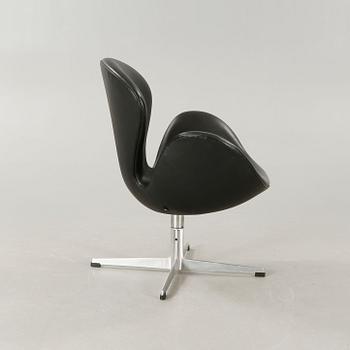 ARNE JACOBSEN, fåtölj, "Svanen", Fritz Hansen, Danmark, 1960-tal.