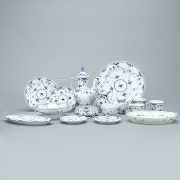 SERVISDELAR, 54 delar, "Musselmalet", Royal Copenhagen, Danmark, 1900-tal.