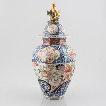 A Japanese porcelain urn with cover, Meiji (1862-1912).