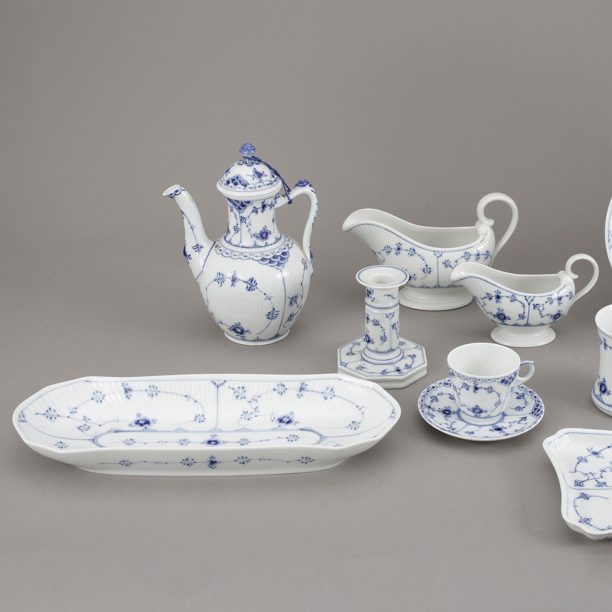 MATSERVIS, 64 delar, porslin, "Musselmalet", Royal Copenhagen.