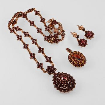 HÄNGE, ÖRHÄNGEN SAMT COLLIER, förgyllt silver med fasettslipade granater.