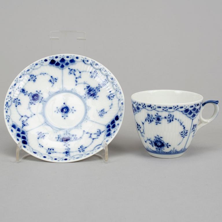Royal Copenhagen, servisdelar, 14 delar, porslin. "Musselmalet", Danmark.