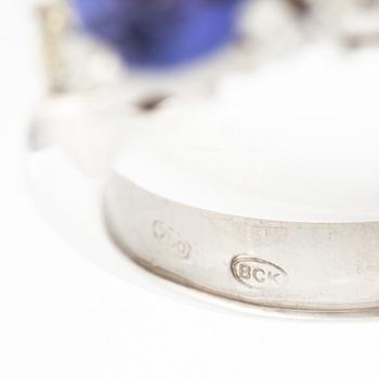 Ring 18K white gold with tanzanite and brilliant-cut diamonds.