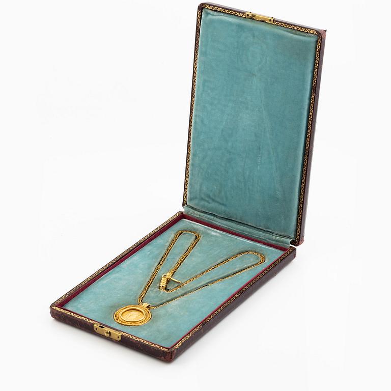 A necklace 18K gold set with a gold coin.