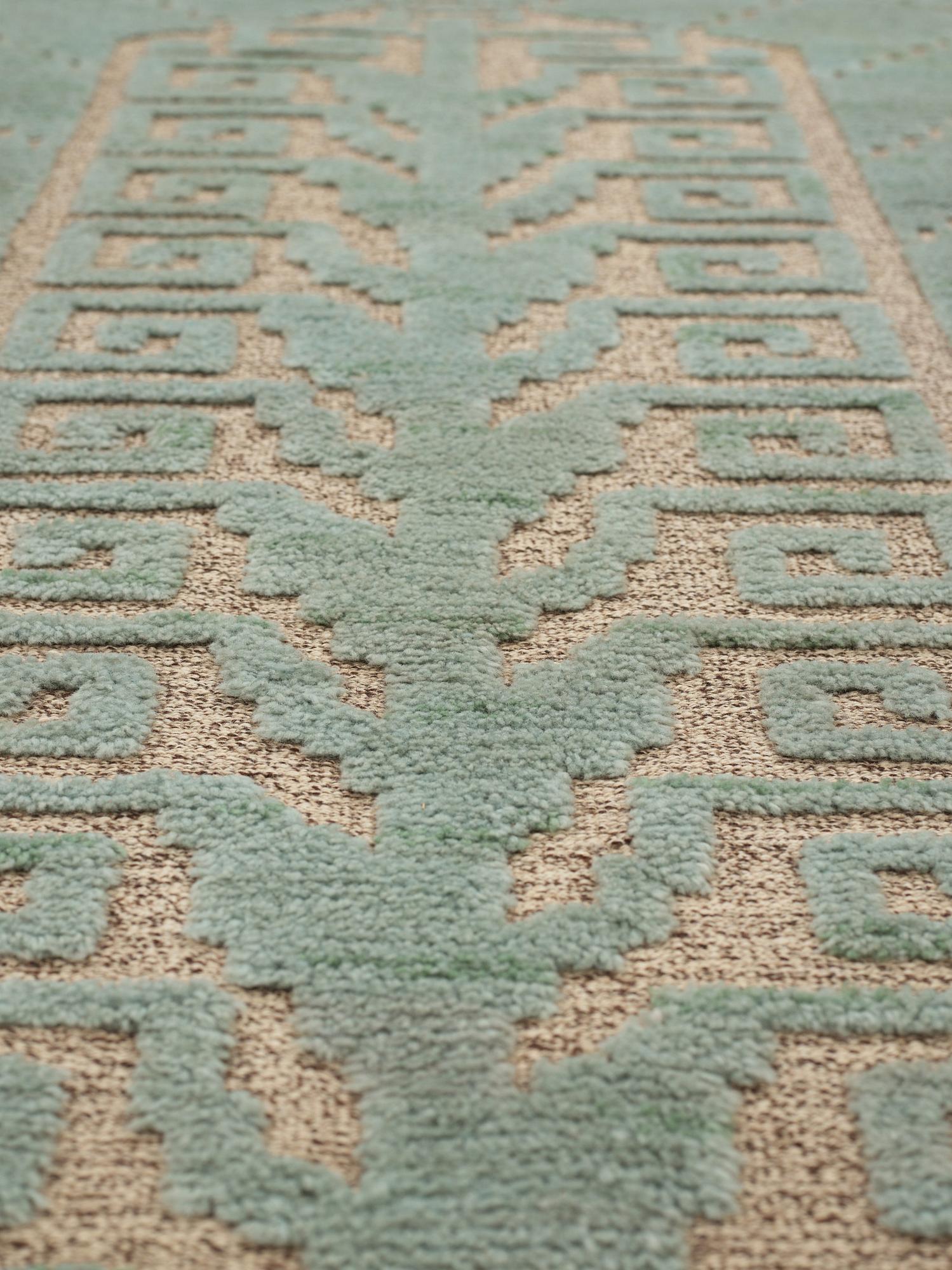 Märta Måås-Fjetterström, Matta, "Vita spetsporten"-mönster i ljust grönblå färgställning, reliefflossa, ca 310,5-314 x 252 cm, signerad MMF.