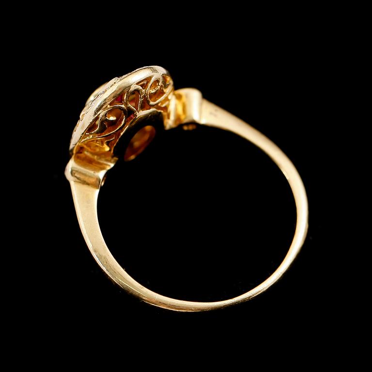 RING, 18 k guld, carréslipade rubiner och safirer, diamanter totalt 0.69 ct. Vikt ca 5 g.