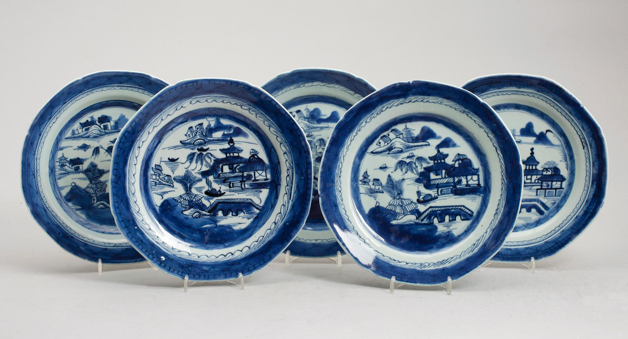 TALLRIKAR, 5 st, 4 flata och en djup, porslin, Kina, sekelskiftet 1800.