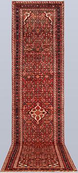 A Hamadan runners carpet, 425 x 103 cm.