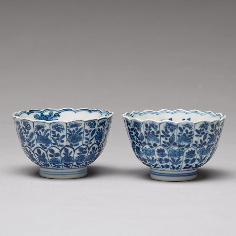 Six (2+2+2) blue and white cups with five (2+2+1) dishes, Qing dynasty, Kangxi (1662-1722).