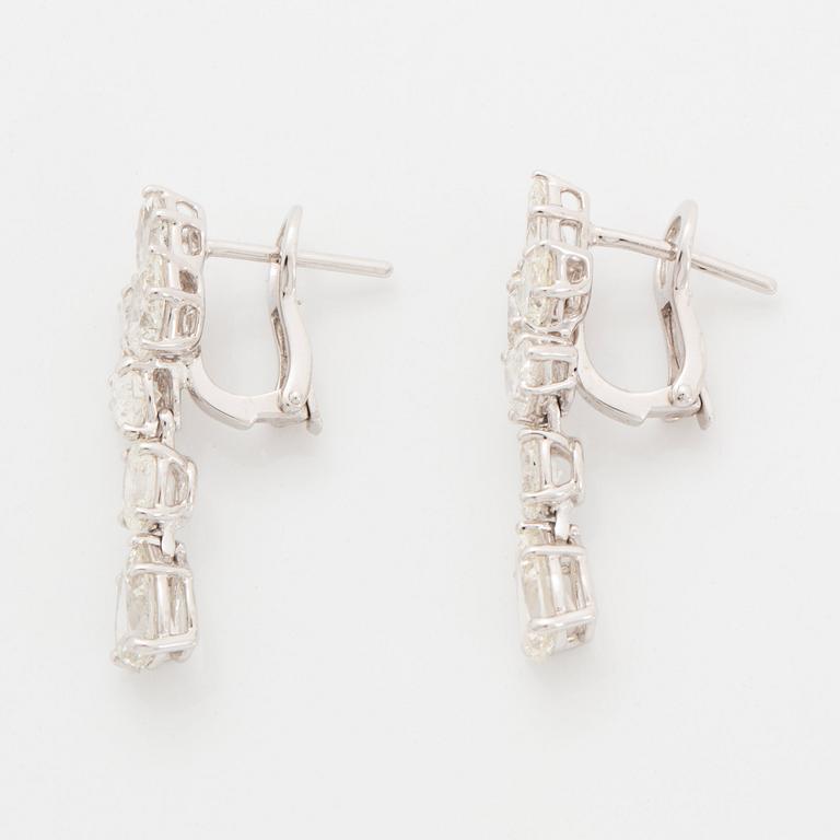 Ett par örhängen 18K vitguld med droppformade och ovala briljantslipade diamanter.