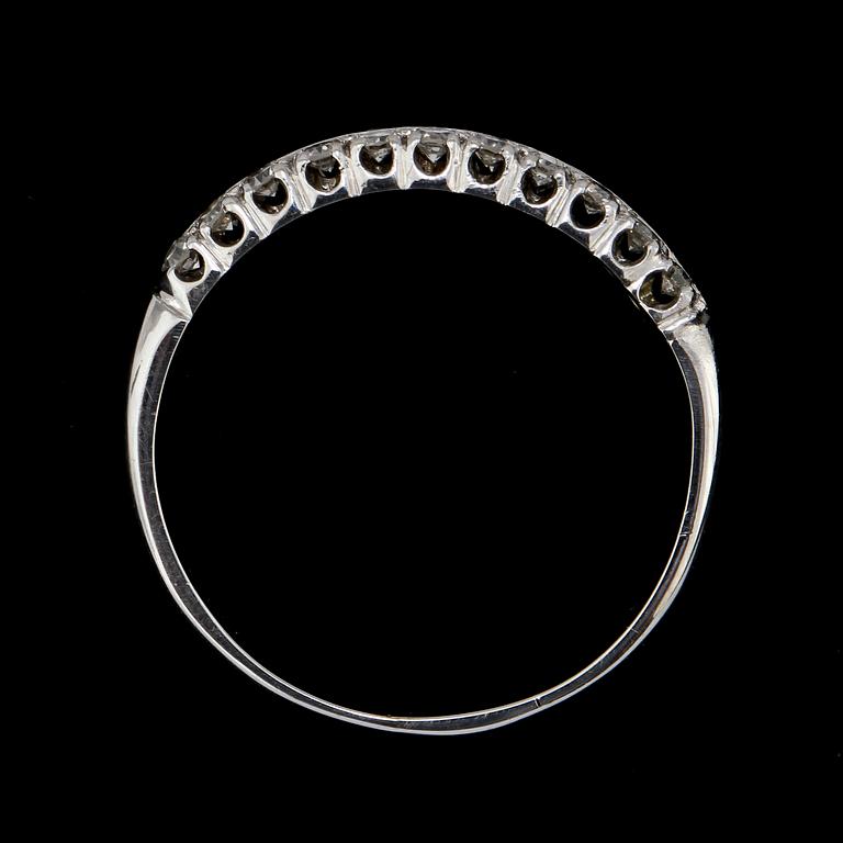 RING, 18k vitguld med 22 briljantslipade diamanter, tot ca 0.50 ct. Vikt 4 g.