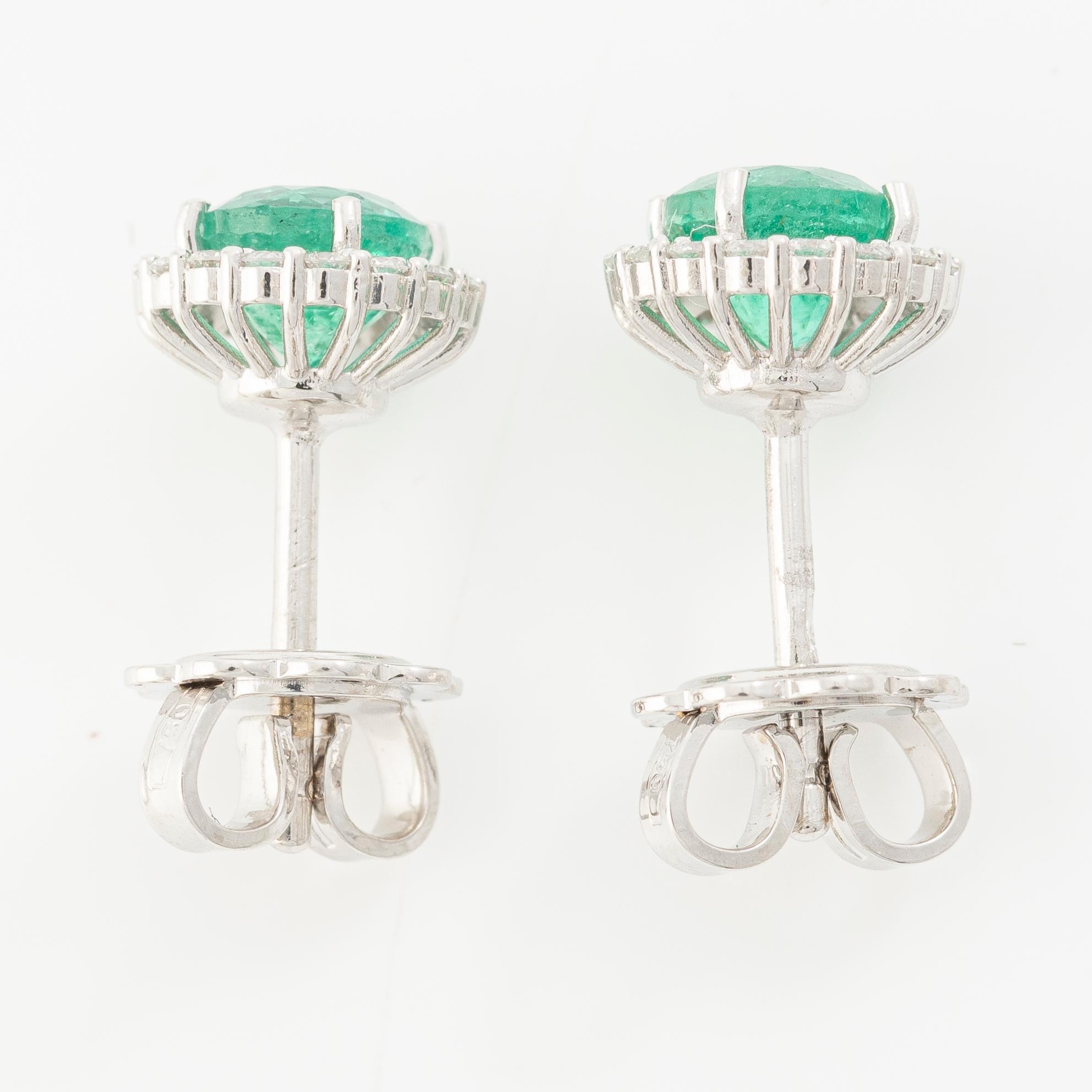 Earrings 18K white gold with emeralds and brilliant-cut diamonds.