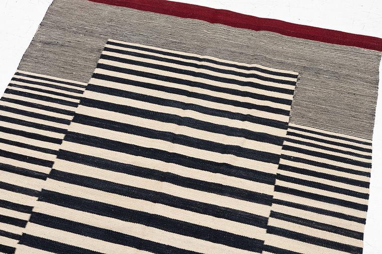 Matta, slätvävd, ca 177 x 128 cm.