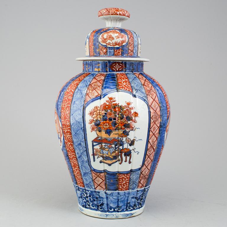 A JAPANESE JAR AND COVER, Imari, first half of the 20th century.