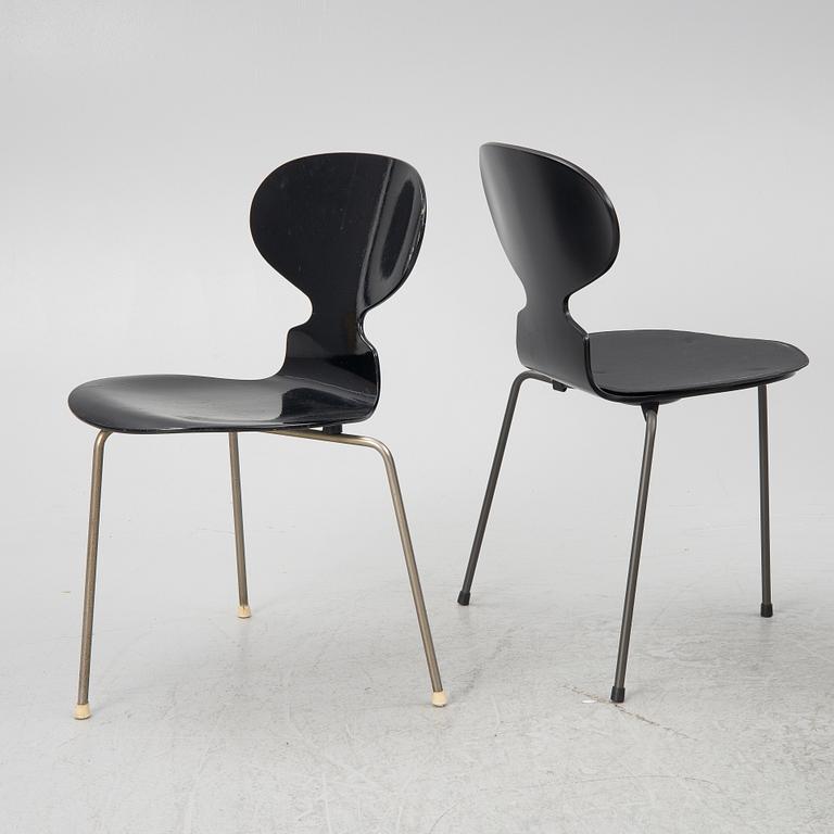 Arne Jacobsen, stolar, 4 st, "Myran", Fritz Hansen, Danmark, 1900-talets andra hälft resp 2024.