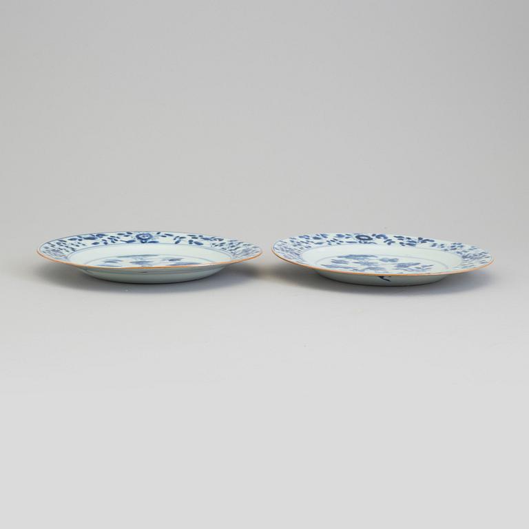 A pair of blue and white dishes, Qing dynasty, early 18th Century.