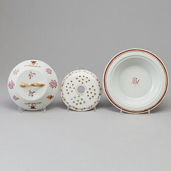 VÄRMEFAT med insats, porslin, 1900-tal.