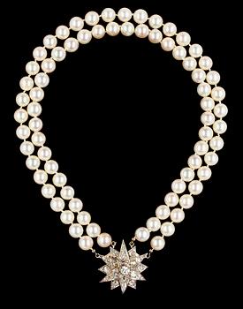 993. COLLIER, odlade japanska pärlor, 9,5 mm, med lås/hänge med diamanter, tot. ca 5.75 ct.