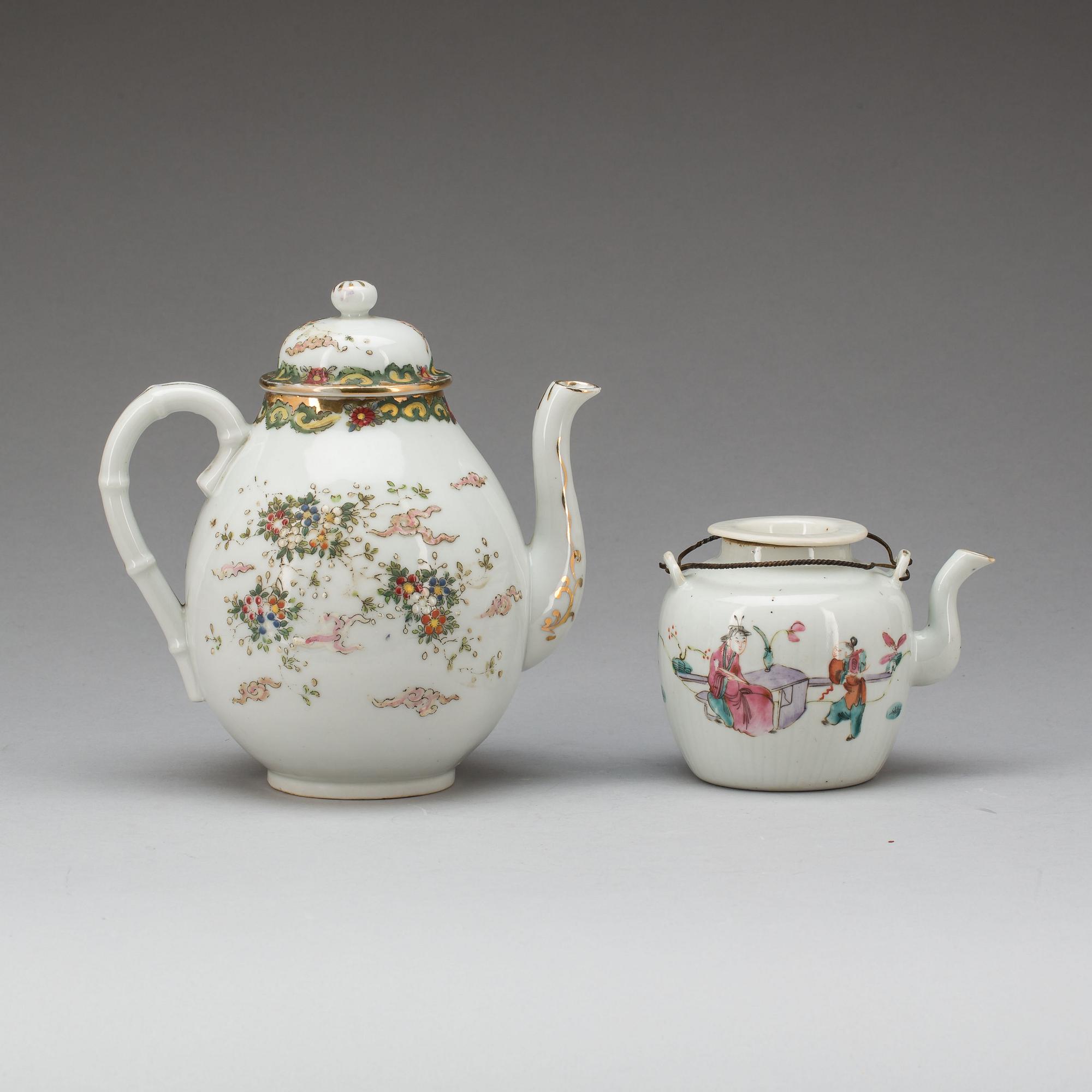 TEKANNOR, 2 st, porslin, Kina, 1800-talets andra hälft.