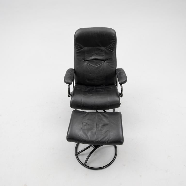 Fåtölj med fotpall "Stressless" Ekornes möbler 1900-talets senare del.