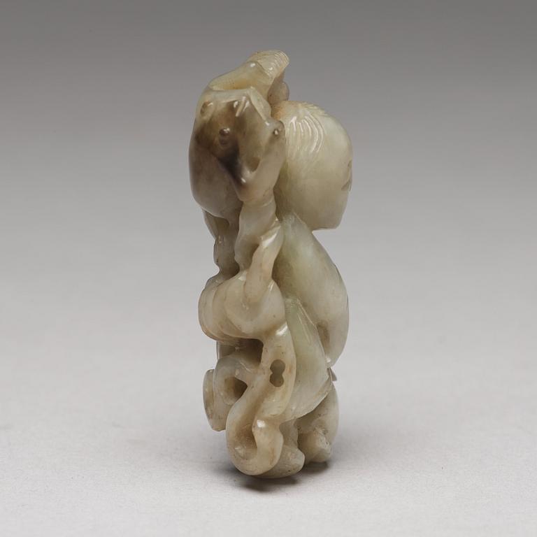 SKULPTURER, tre stycken, nefrit. Qingdynastin.