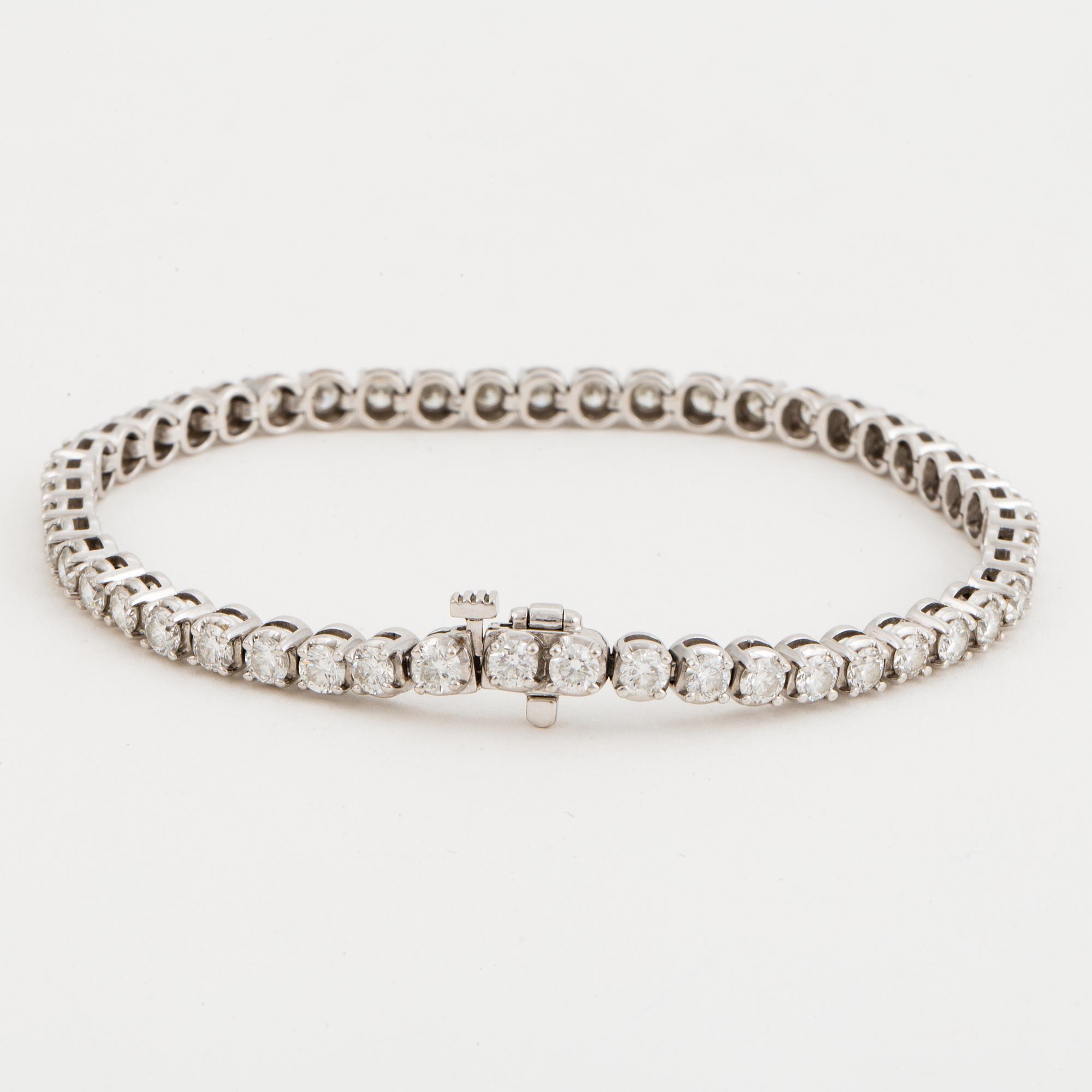 RIVIÈREARMBAND, 14K vitguld med 49 briljanter totalt ca 5.06 ct, enligt intyg.