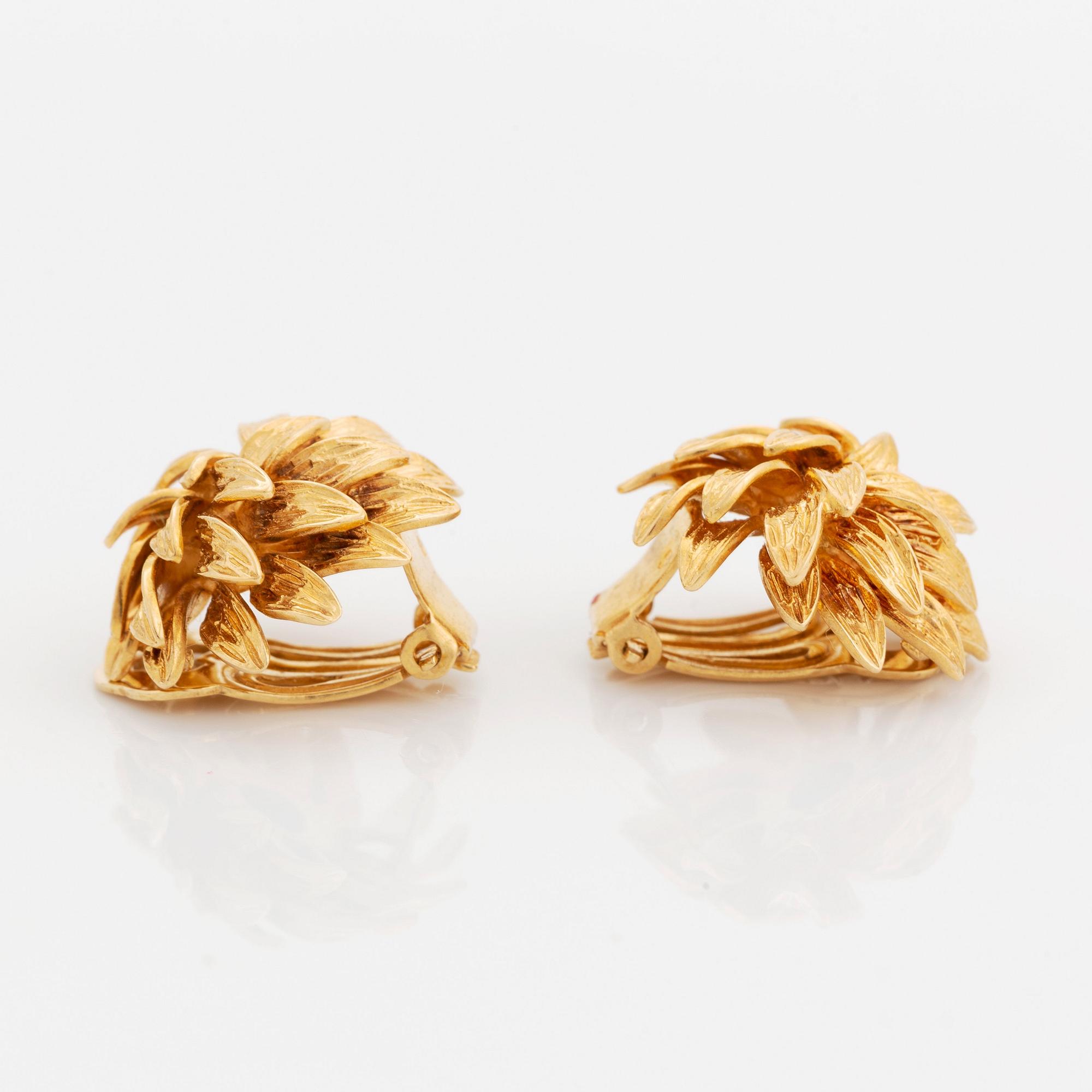 En brosch och ett par örhängen 18K guld med runda briljantslipade diamanter.