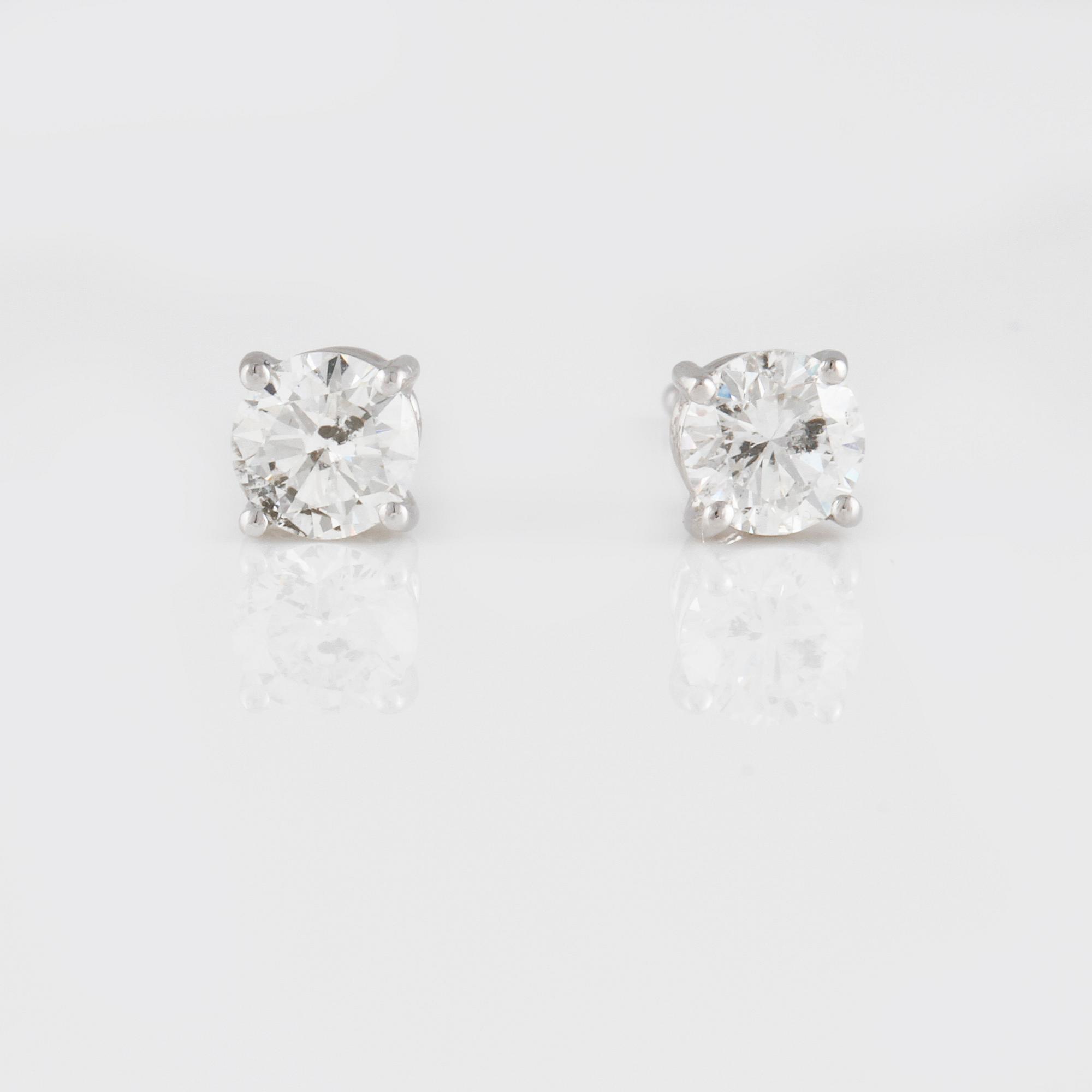 ÖRHÄNGEN, 18K vitguld med briljantslipade diamanter ca 0.65 ct. Vikt 1,5 gram.