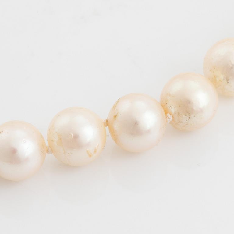 A cultured pearl necklace.