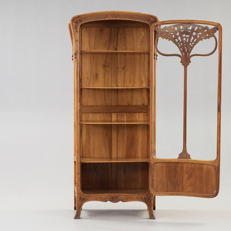 An Art Nouveau mahogany show case cabinet, for Myrstedt & Stern, Stockholm, Sweden ca 1900.