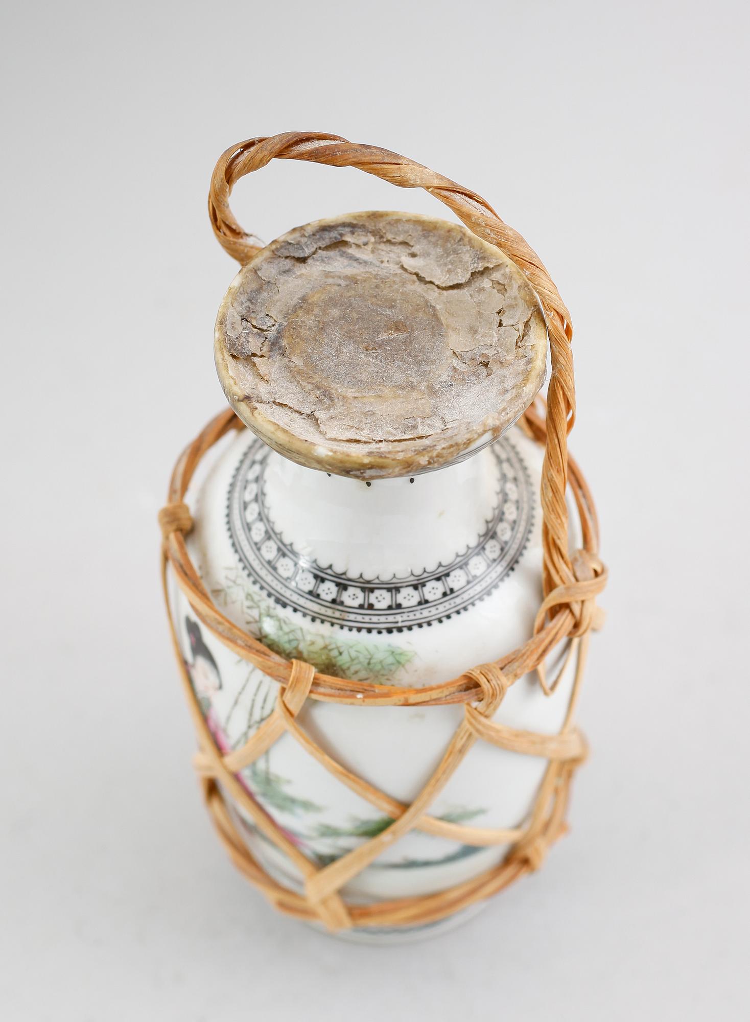 KRYDDFLASKA, porslin, Kina, 1900-tal.