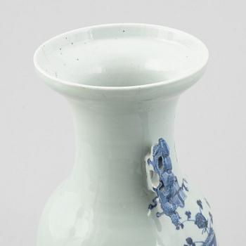 A porcelain vase, China, Qing dynasty, late 19th century.