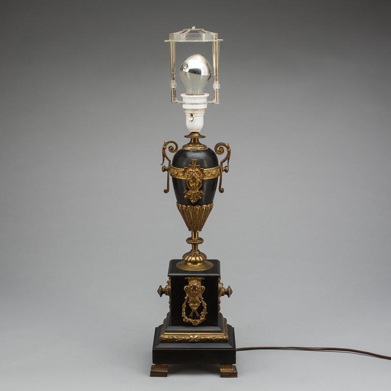 BORDSLAMPA, empirestil. 1900-talets första del.