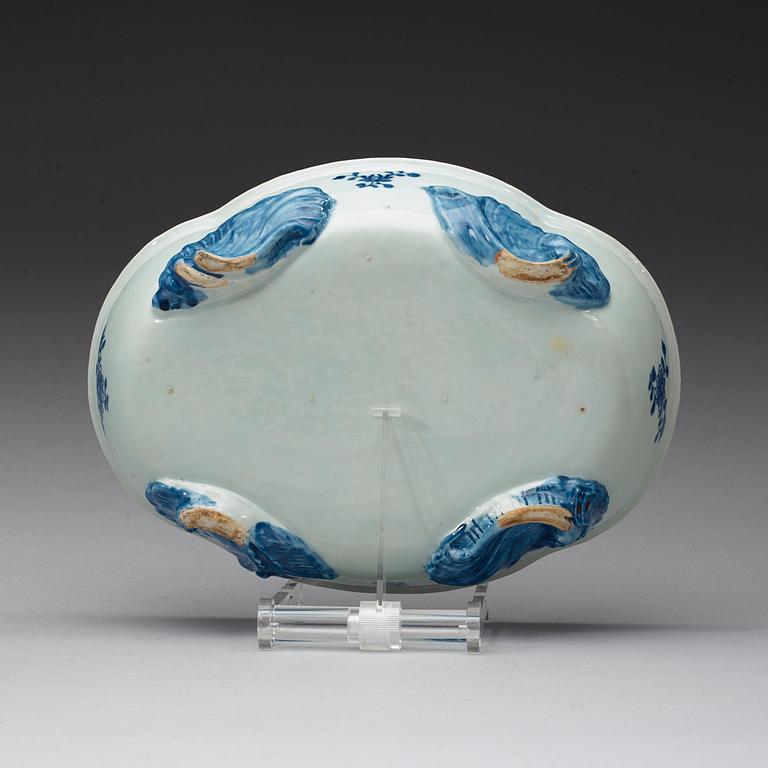 A bluue and white jardinière, Qing dynasty, 18th century.