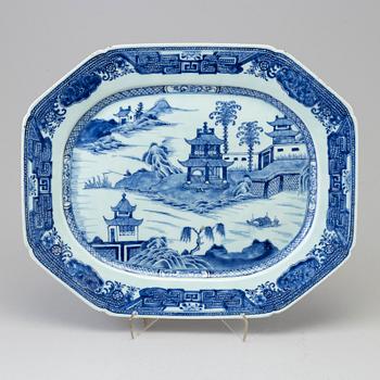 A blue and white serving dish, Qing dynasty, Qianlong (1736-95).