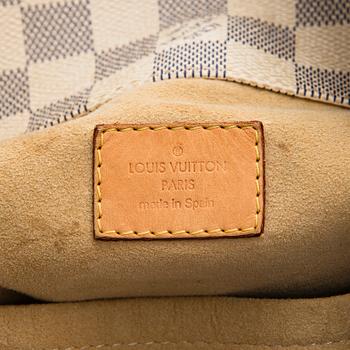 Louis Vuitton, an 'Artsy MM' handbag.