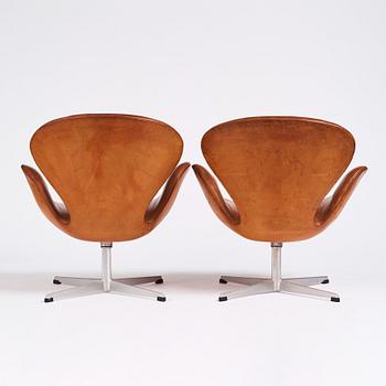 Arne Jacobsen, a pair of 'Swan' easy chairs, Fritz Hansen, Denmark 1960s.