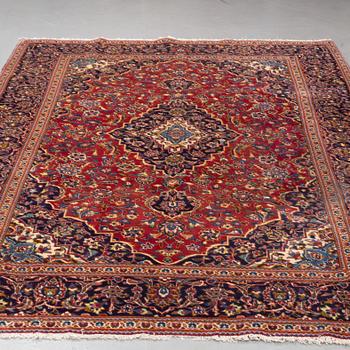 A carpet, Kashan, ca 306 x 198 cm.