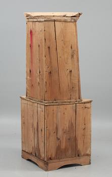 HÖRNSKÅP, allmoge. 1800-tal.