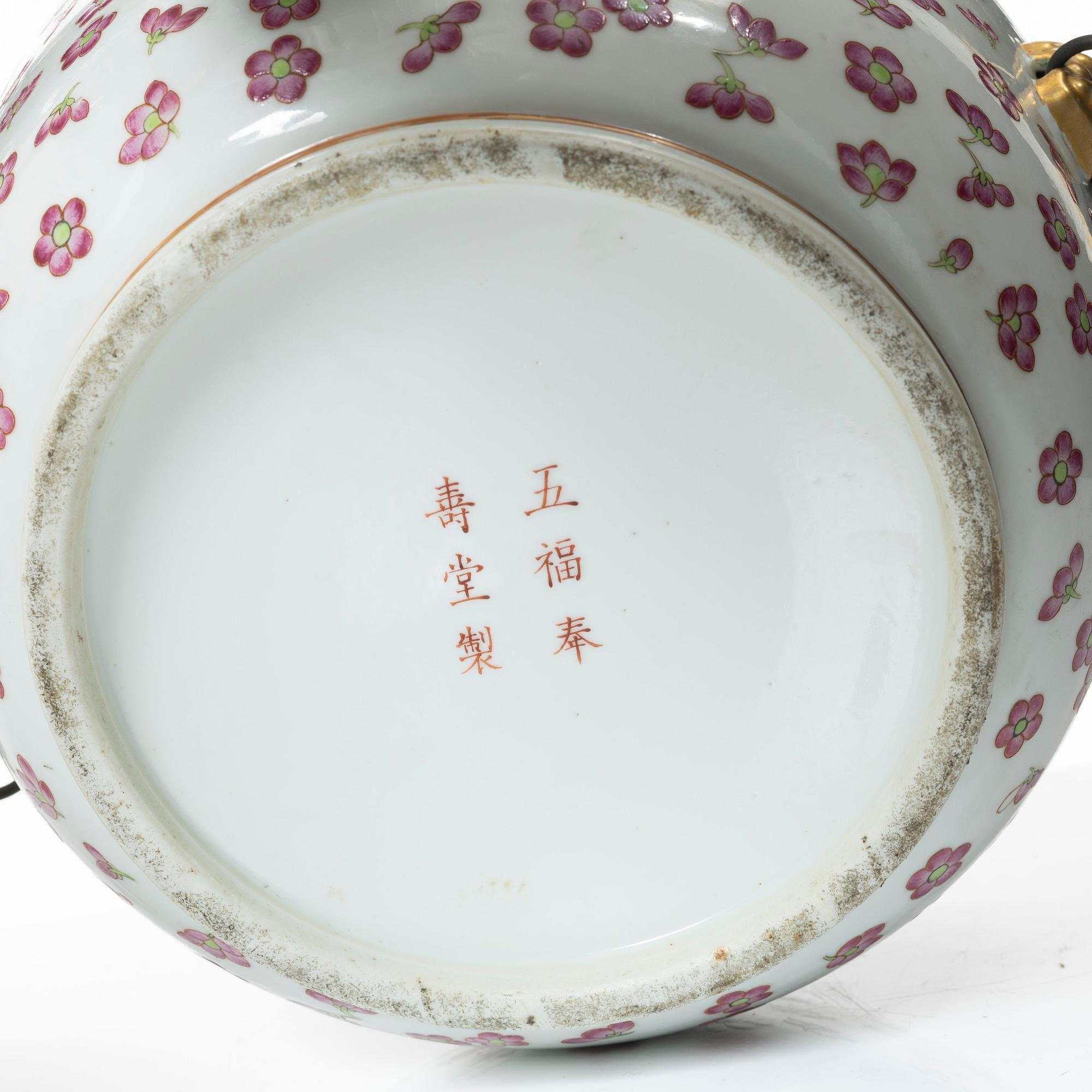 A Chinese tureen with cover and liner, late Qing dynasty.